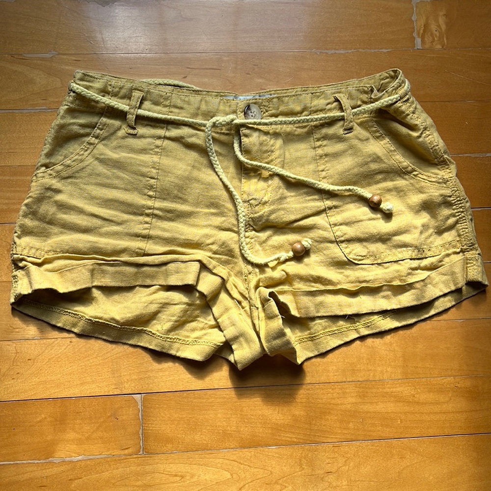 💯% linen shorts. Sunshine yellow! Vintage Forever 21, small. Soft and light ☀️